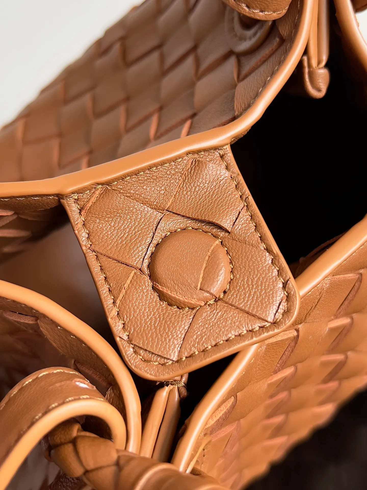 Batch 1760 BV home is new! Andiamo combines the Bottega Veneta archive parachute handbag to inherit retro elements and integrate modern trends. The same style as Shu Qi's in Beijing Night. It is a continuation of the classic bag. It has three functions: hand carry, shoulder and cross-body. It is embellished with metal brass knot buckles. It is small and has an amazing capacity. It can easily hold sunglasses in a box / small bottle of water / powder powder / charger and other daily necessities when going out. The upper body is versatile. Style number: 796569 Size: 21*17*16.5cm